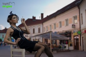 Sexy nahodená žena na námestí v Trenčíne