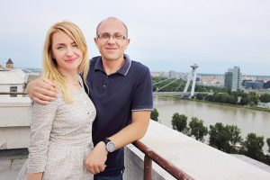 fotografia páru pri budove parlamentu s výhľadom na Dunaj a nábrežie