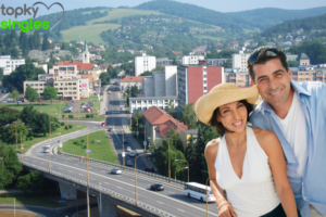 Párik, ktorý sa fotí v pozadí Valšskovský most a mesto Humenné