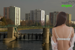 Sexy žena, ktorá sa zhora pozerá na mesto Humenné