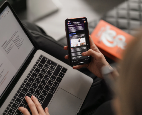 Používanie telefónu a notebooku pri online komunikácii