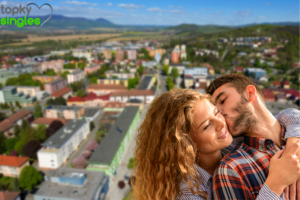 Dvojica, ktorá si robí sefie foto v pozadí mesto Vranov nad Topľou