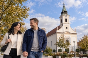 Dvojica pri kostole Najsvätejšej Trojice v Bánovciach nad Bebravou, ilustračná AI fotografia