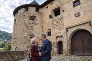 Dvojica pri vstupnej bráne Starého zámku v Banskej Štiavnici, ilustračná AI fotografia