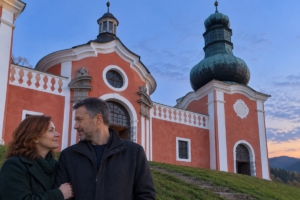 Dvojica pri Dolnom kostole banskoštiavnickej Kalvárie za súmraku, ilustračná AI fotografia