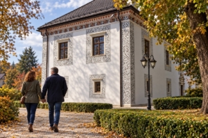 Dvojica na prechádzke pri Sobášnom paláci v Bytči, ilustračná AI fotografia