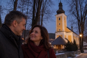 Dvojica pri kostole svätého Bartolomeja v Čadci za súmraku, ilustračná AI fotografia