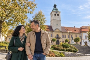 Dospelá dvojica pri budove Baníckeho múzea v Gelnici cez deň, ilustračná AI fotografia