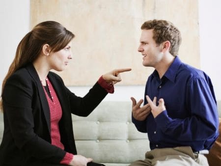 hádka medzi ženou a mužom. Žena na obrázku ukazuje prstom na muža.