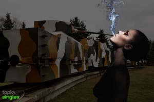 žena vydychujúca dym pri dele vlaku Hurban
