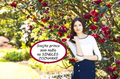 Mladá žena pod stromom