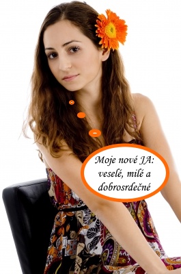 Mladá slečna s kvetinou vo vlasoch