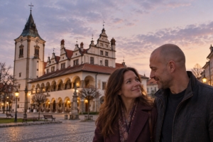 Dvojica pri historickej radnici v Levoči za súmraku, ilustračná AI fotografia