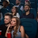 ľudia sedia v kine