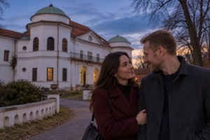 Dvojica pri kaštieli Sztárayovcov v Michalovciach za súmraku, ilustračná AI fotografia