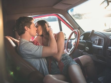 milenci sa bozkávajú v aute