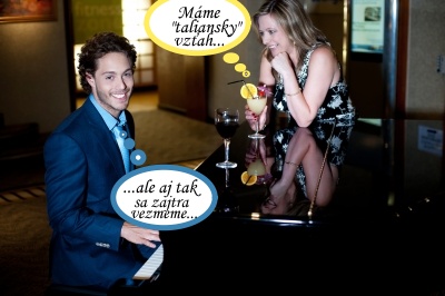 Zamilovaní mladí ľudia pri klavíri