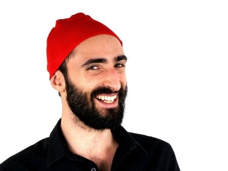 bradatý muž v červenej čiapke