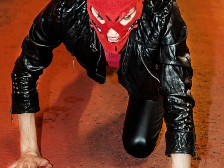 muž v latexovom pavúčom obleku