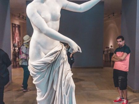 muž obdivuje sochu ženy