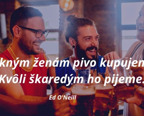 muži pijú pivo