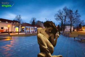 nahá striptérka na námestí v Martine