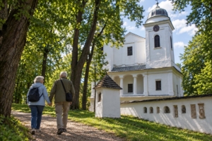 Dvojica na vonkajšej prechádzke pri kostole na Slanickom ostrove umenia, ilustračná AI fotografia