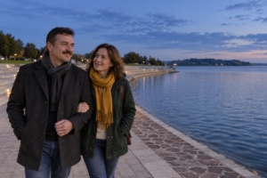 Dvojica na večernej prechádzke po nábreží v Námestove, ilustračná AI fotografia