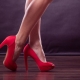 oholené nohy v červených topánkach