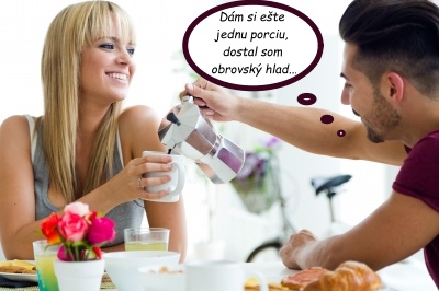 Džentlmen dolieva žene kávu