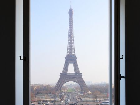 pohľad na eiffelovu vežu cez otvorené okno