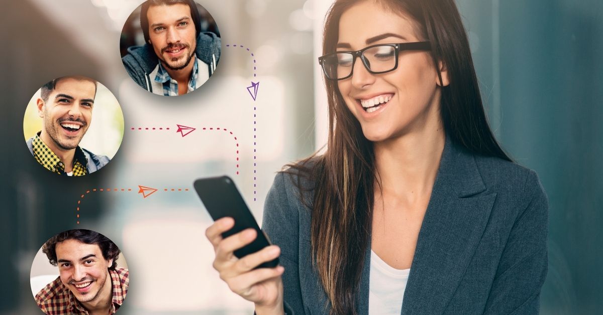 Žena si pozerá profily viacerých mužov v mobile