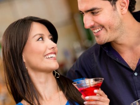 žena pije drink a zvodne pozerá na muža
