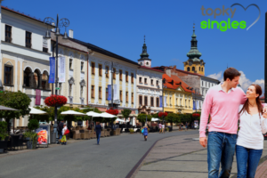 Dvojica na prechádzke mestom pri kaviarni Banská Bytsrica