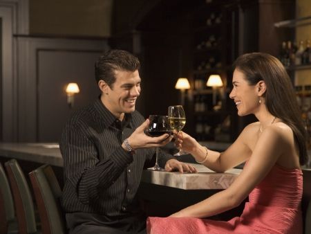 muž a žena pijú v bare víno