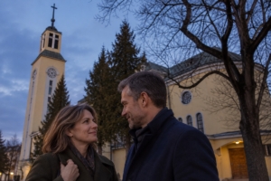 Dvojica pri kostole Navštívenia Panny Márie v Považskej Bystrici za súmraku, ilustračná AI fotografia
