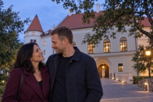 Dvojica pri Pezinskom zámku za súmraku, ilustračná AI fotografia