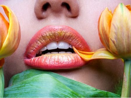 zafarbené ústa od kvetov
