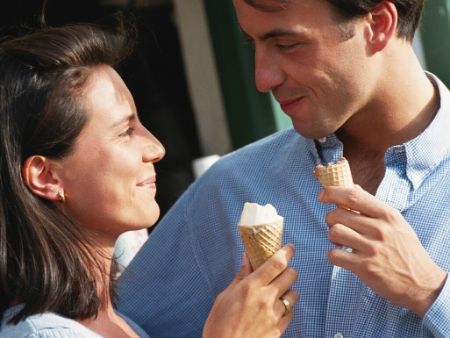 muž a žena sa na seba smejú a lížu zmrzlinu