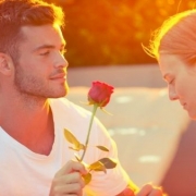 muž podáva žene ružu