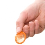ruka drží kondóm