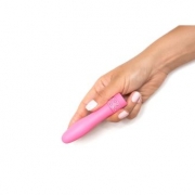 ženská ruka s ružovým vibrátorom