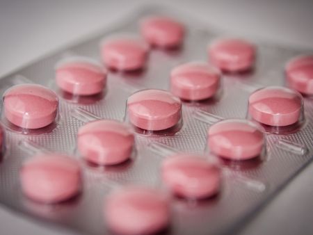 balenie s ružovými tabletkami