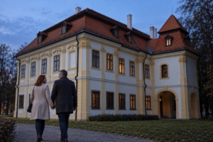 Dvojica pri kaštieli so Záhorskou galériou Jána Mudrocha v Senici za súmraku, ilustračná AI fotografia