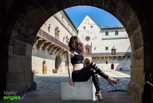 žena v sexi oblečení pri bráne do zámku