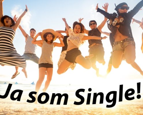 Ja som Single! Nezadaní ľudia sa tešia na pláži. Foto vo výskoku.
