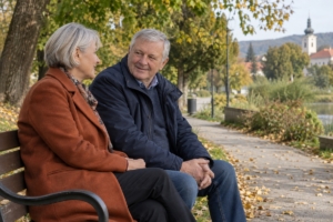 Dvojica na pokojnej prechádzke v zeleni, ilustračná AI fotografia