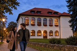 Dvojica pri stropkovskom kaštieli počas podvečernej prechádzky, ilustračná AI fotografia