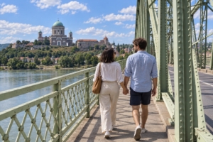 Dvojica kráča po Moste Márie Valérie zo Štúrova s výhľadom na Ostrihom, ilustračná AI fotografia