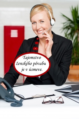 Atraktívna dáma v zrelom veku telefonuje